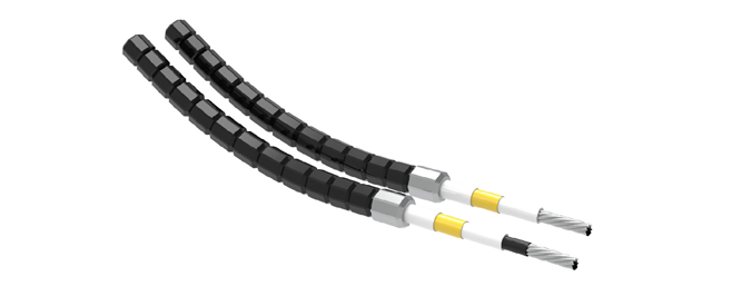 유연한 주름관 형태의 검은색 외피 속에 흰색 절연층과 동축 도체가 드러나 있는 두 가닥의 케이블 모습